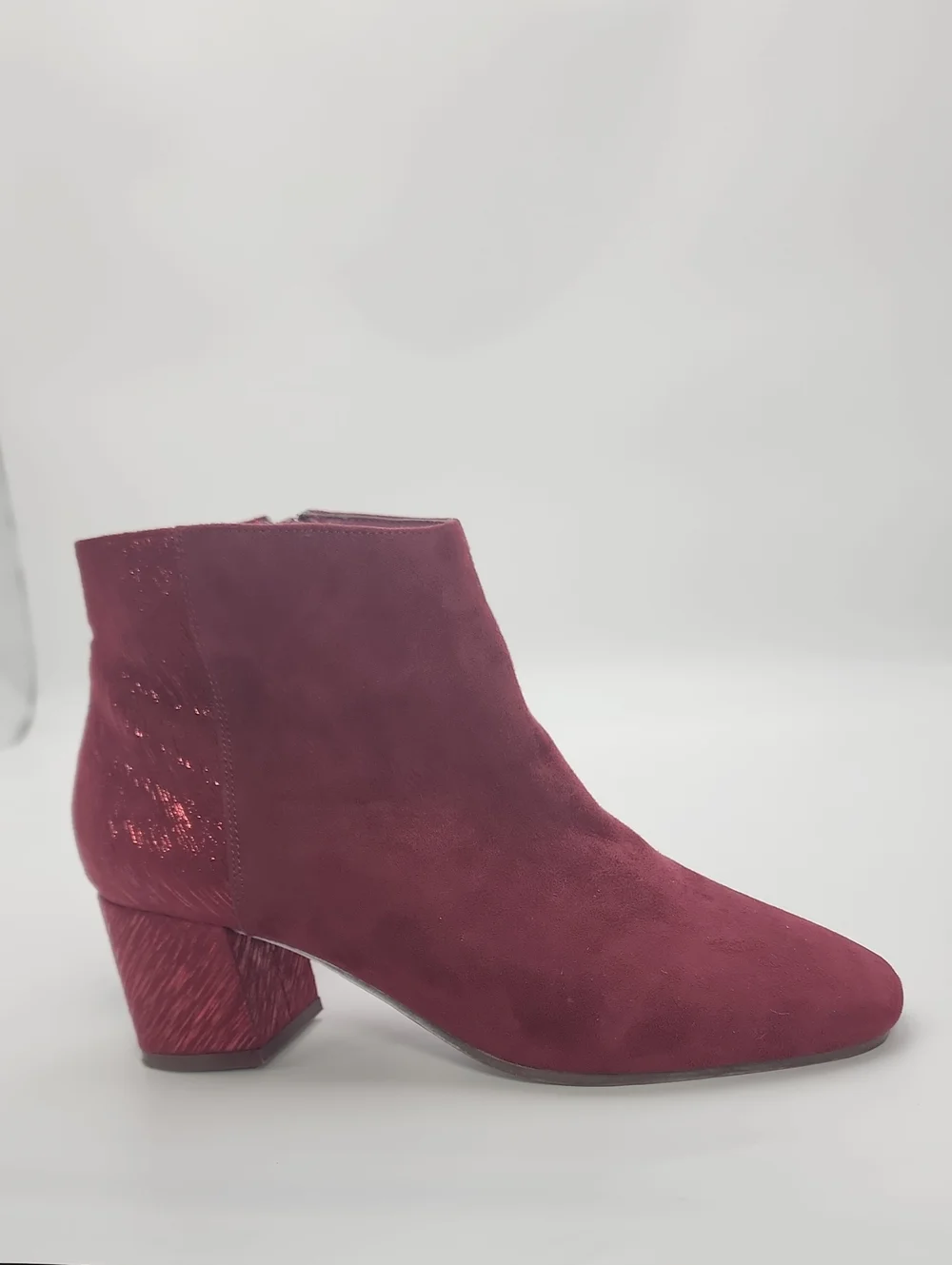 Violet & Red Dahlia Burgundy Suede Textured Metallic Block Heel Boots Size 7.5